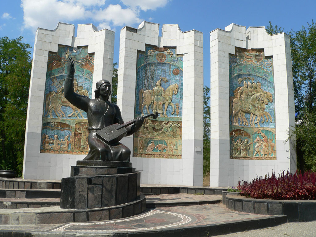 Памятник Джангару - герой из народных эпосов
