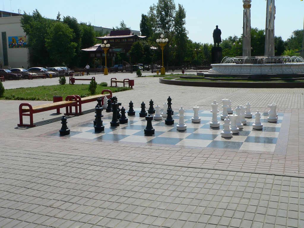 Центральная площадь. Любой желающий может поиграть в шахматы